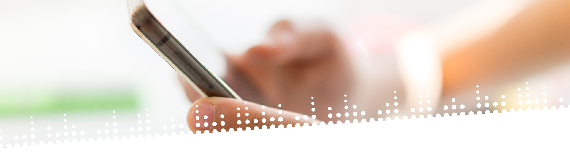 Person bedient ein Smartphone